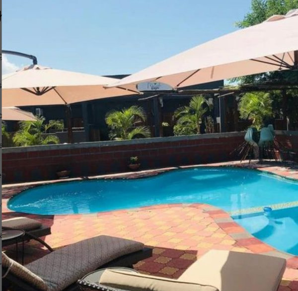 Suite Plus;4500mt com direito a pequeno almoço, serviços de quarto e piscina.