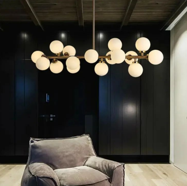 Candeeiro de 16 lâmpadas bolas disponíveis em dois tons.