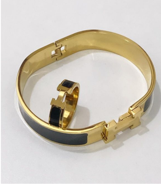 Conjunto em acho inoxidável, banhado a ouro 18k 12.500kzs