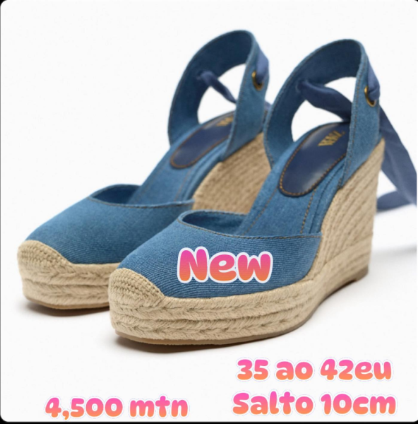 Sapato em salto cunha com tiras de tecido