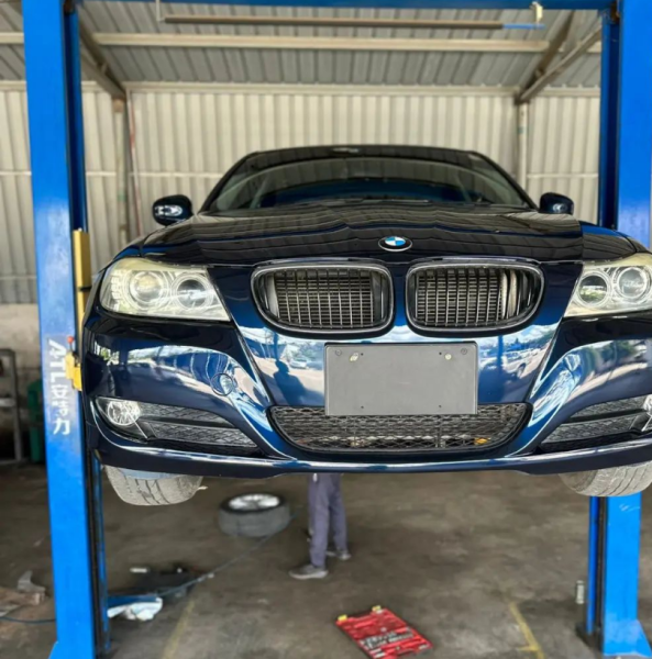 SERVIÇOS AUTO BMW 320i. Triagulos traseiros. Cliente satisfeito em Nampula.