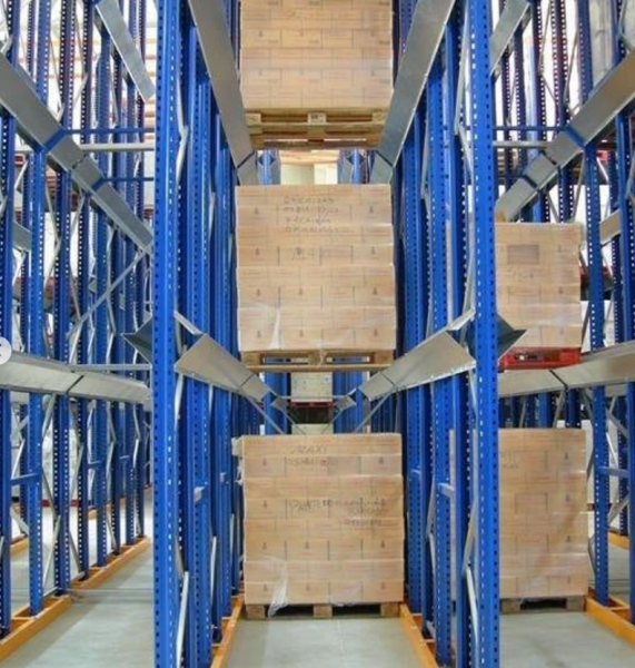 Fornecimento e montagem de equipamento para Armazéns