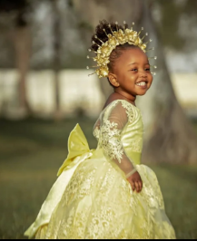 Tiara disponível em branco, vermelho e prateado.