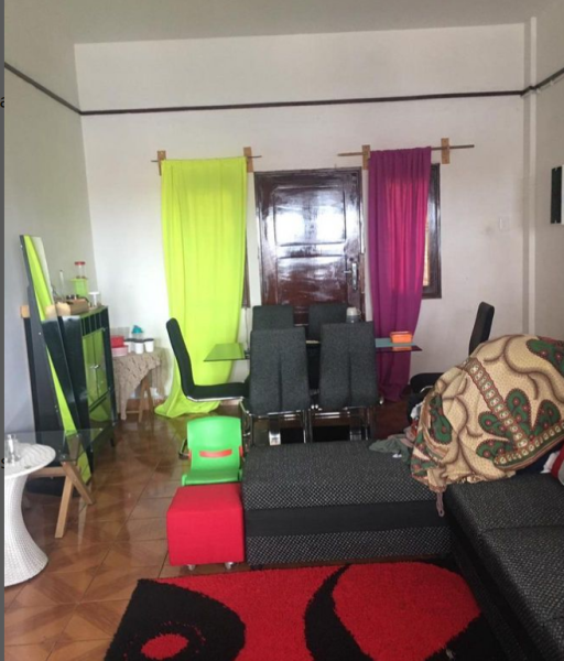 Vende-se flat tipo 2 Segundo andar Sala espaçosa Quartos espaçosos Cozinha boa Casa de banho boa Prédio médio