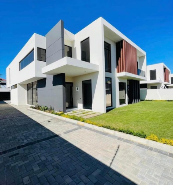 moradia Luxuosa independente tipo 4 no bairro da costa do sol por traz da aqua park///4-Swet///1-escritório///4-varandas///toda casa climatizada///1-wc geral///cozinha americana com Microado,2-fornos,2-fugue’s inbutivel