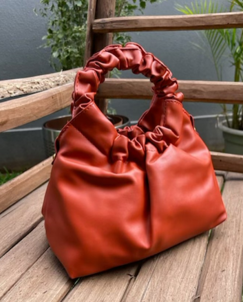 Bolsa Sus 🏷2 400,00 MZN Conta com alsa removível. Disponível em preto, castanho, amarelo mustarda e laranja. Tamanho: 21*13*12cm (comprimento*largura*altura)