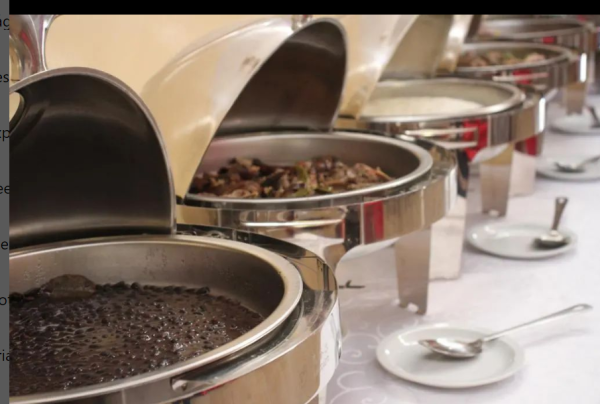 Aos domingos temos buffet com variedades da casa