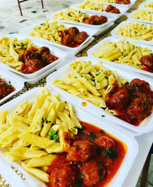 Massa com almôndegas repousadas no molho de tomate