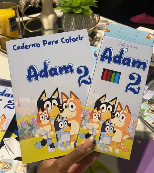 Caderno pra colorir e lápis de cor. Preço: 500 Mts (lápis de cor do cliente)