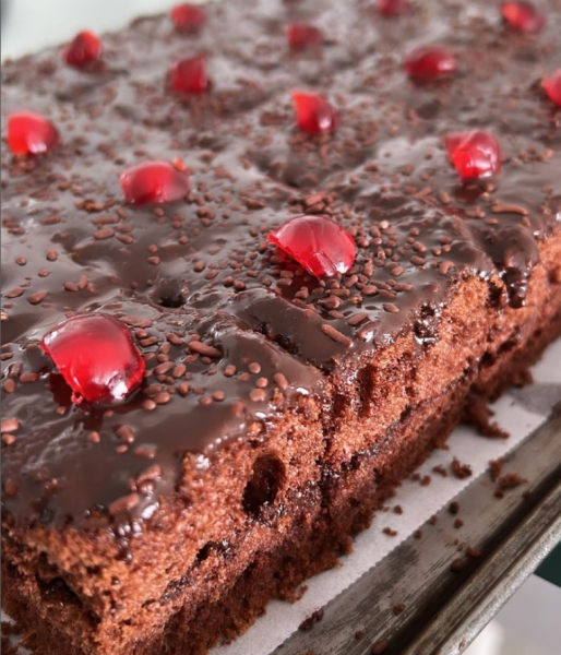 Quadrados de chocolate com recheio e cobertura de brigadeiro super cremoso