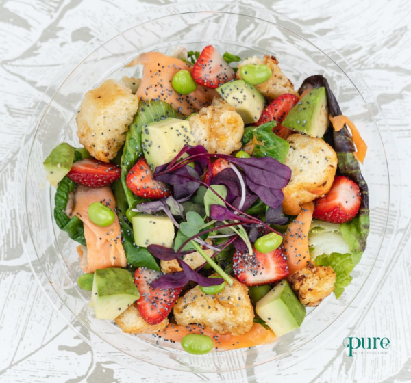 Salada Alegria : mistura de folhas, salmão defumado, abacate 🥑, morango 🍓 , edamame, croutons, sementes de papoila e micro herbs 🪴