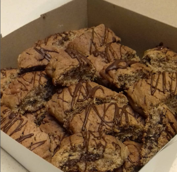 Biscoitinhos de chocolate crocantes com fios de chocolate