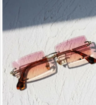 Óculos de sol. Preço: 850 mts