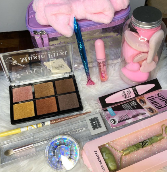 Combo c/necessaire - Bolsa necessaire - Paleta de sombras - Ser de esponjinhas - Pincél de esfumar - Eyeliner Sereia