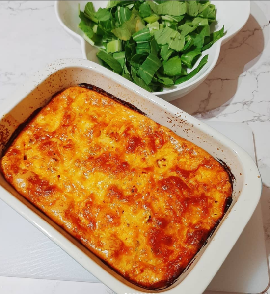 Low Carb 😋 . ➡Ingredientes: . Massa: 4 ovos 1 chávena de farinha de amêndoas 5 colheres de sopa de frango desfiado. 2 colheres de sopa de queijo parmesão ralado 1/2 chávena de água