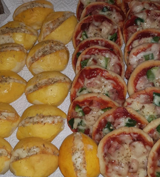Pãezinhos recheados e mini pizzas disponíveis por encomenda