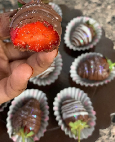 Morangos com chocolate , uma combinação perfeitaa 😍