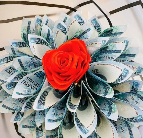 Buquê de notas e uma rosa🌹