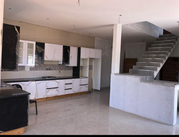 casa t5 inacabada no bairro do triunfo em frente ao Aqua park, todos quartos suíte, sala espaçosa , cozinha open space, área de serviço, quintal com espaço pra parquear 5 viaturas, tem um anexo e espaço pra fazer uma piscina, casa de fácil acesso