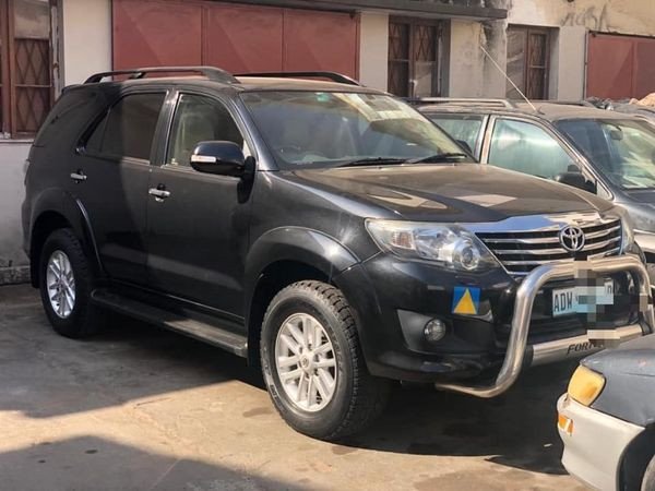 Toyota Fortuner 2014 Cor:Preta Transmissão: Automática Motor: 4.0 V6 Gasolina