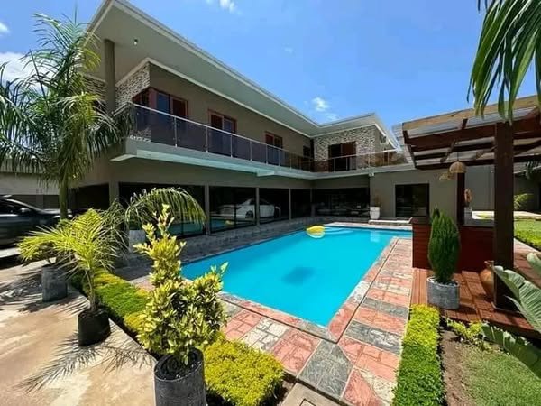 Vende-se Luxuosa Vivenda Tipo4 no Bairro de Tchumene-2 Próximo a  Paragem Contentor Amarelo, Estrada Nacional N4. 👉 5-Quartos(3Suites). 👉 Sala de Estar. 👉 Sala de Jantar.
