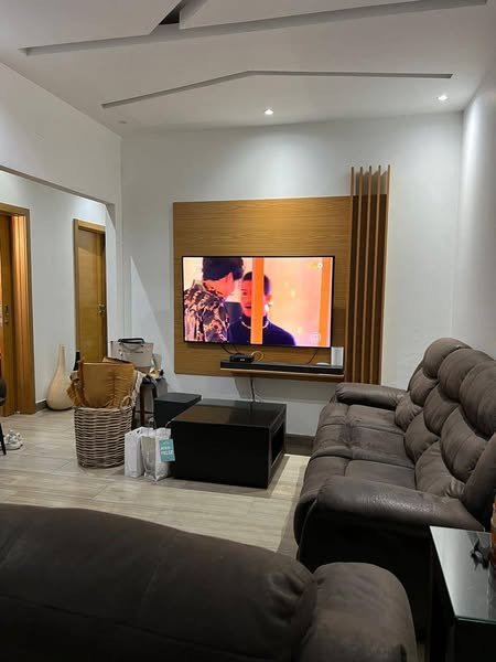 Vende-se apartamento T3 no 2°andar no bairro da polana próximo do polana shopping 🛍️ totalmente remodelado -3quartos com roupeiro