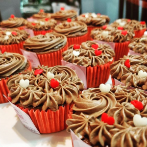 Cupcakes Massa: Chiffon Cobertura: Buttercream Sabor:Chocolate Quantidade : 24 unidades