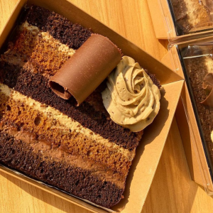 temos fatias de chocolate e café, com recheio de chocolate e café. Preço:250mt, entregas dentro da cidade custam 100mt..