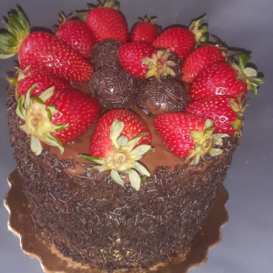 Mini bolo de chocolate com morangos AOA 12.000,0