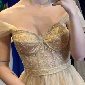 Vestido dourado •Tamanho -38(S) •Preço -12,500