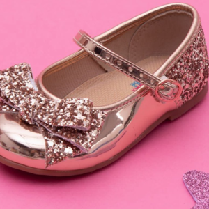 Molekinhas, um sapatinho metalizado, coberto de brilhinhos e com o charme do lacinho