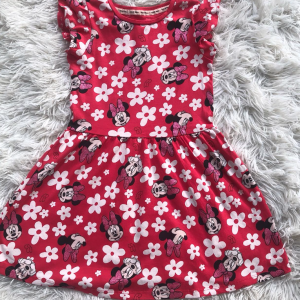 Vestido disponível Marca: C&A Tamanho: 6 anos Preço: 16.000 AOA