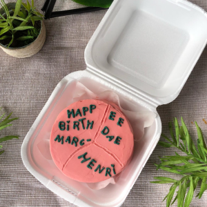 Bentô Cake 10 cm  Massa: Chocolate Recheio: Brigadeiro Branco Cobertura: Chantilly Valor: 7.500 kzs