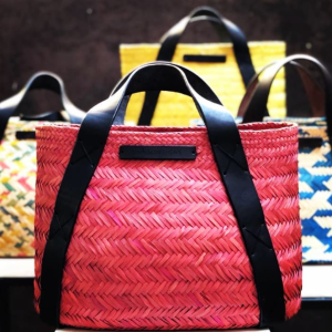 Desenhado por Dathonga e feito à mão por mulheres da associação Khethu em Linga linga, Moçambique!