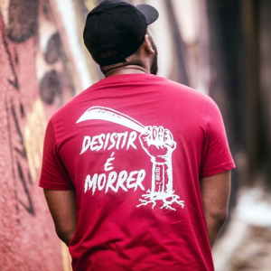 T-shirts “Desistir é morrer” disponíveis nos tamanhos S, M, L e XL.