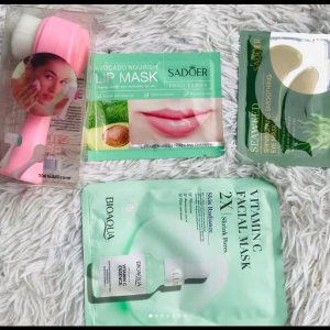 Mine kit de skincare 1-máscara facial ; 1-escova facial ; 1-máscara de hidratação labial; 1- máscara para olheiras; Por apenas 350mt