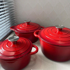 Panelas de ferro fundido disponível . Cores disponíveis: vermelho, branco , cinzento Preço : 9800