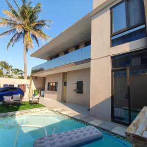 Vende-se  Moradia Tipo 3  Localiza se na zona da Costa do sol - Triunfo velho testemunha Jeová  Com três quartos suítes grandes Com uma sala espaçosa