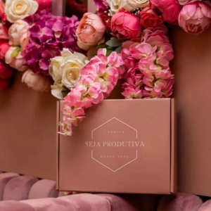 A caixa contém - Planner 2024 - Caneta - Bloco de Ementa Semanal - Bloco de Lista de Compras