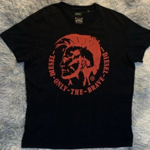 T-SHIRT ✅ Marca: Diesel ✅ Tamanho: L/XL ✅ Preço: 7.000kzs