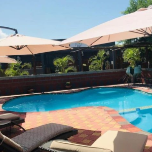 Suite Plus;4500mt com direito a pequeno almoço, serviços de quarto e piscina.