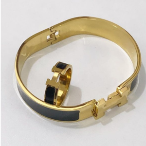 Conjunto em acho inoxidável, banhado a ouro 18k 12.500kzs