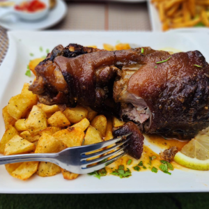 PERNIL ASSADO COM BATATA