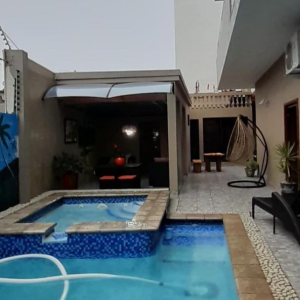 Vende-se moradia no Triunfo. - 4 quartos com guarda-fatos e varandas (4 suites) - Uma cozinha moderna - Uma casa de banho - Compartimentos com boas areas.