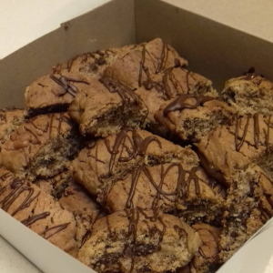 Biscoitinhos de chocolate crocantes com fios de chocolate