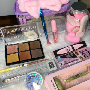 Combo c/necessaire - Bolsa necessaire - Paleta de sombras - Ser de esponjinhas - Pincél de esfumar - Eyeliner Sereia