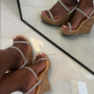 SANDALIA  disponível nos tamanhos 36 a 39. Entrega Imediata ✨