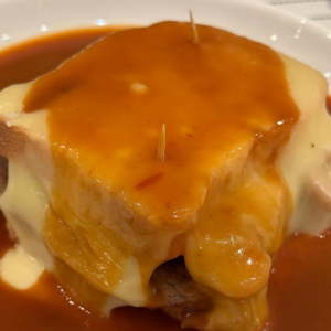 tradição portuguesa com a nossa deliciosa Francesinha!🍽️