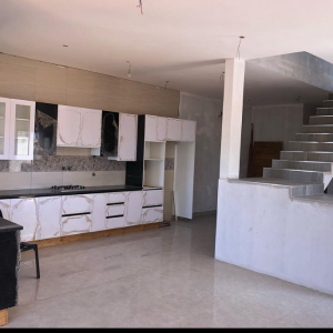 casa t5 inacabada no bairro do triunfo em frente ao Aqua park, todos quartos suíte, sala espaçosa , cozinha open space, área de serviço, quintal com espaço pra parquear 5 viaturas, tem um anexo e espaço pra fazer uma piscina, casa de fácil acesso