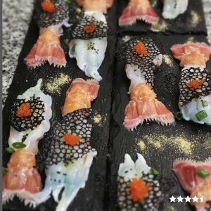 Sashimi de lagostim de alto mar com coral a tinta de choco e caviar.